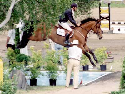 International Bromont, un cavalier franchissant la rivière».