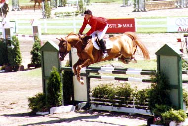 Photo de Mario Deslauriers sur un des gros oxers du parcours de Bromont